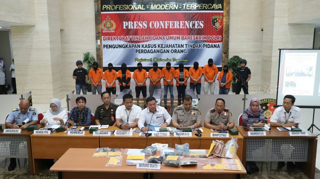 Sejumlah tersangka dihadirkan saat pengungkapan kasus Tindak Pidana Perdagangan Orang (TPPO) di Bareskrim, Mabes Polri, Jakarta, Selasa (29/10). [Suara.com/Arya Manggala]