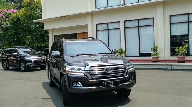 Toyota Land Cruiser berpelat nomor polisi RI 21 yang ditumpangi Mendagri Tito Karnavian. (Suara.com/Yasir).