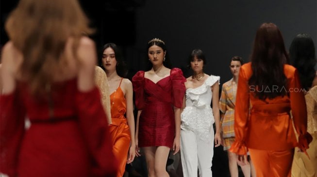 Model mengenakan busana dari Strongbow Apple Cider pada hari terakhir gelaran Jakarta Fashion Week 2020 di Senayan City, Jakarta, Senin (28/10). [Suara.com/Angga Budhiyanto] 