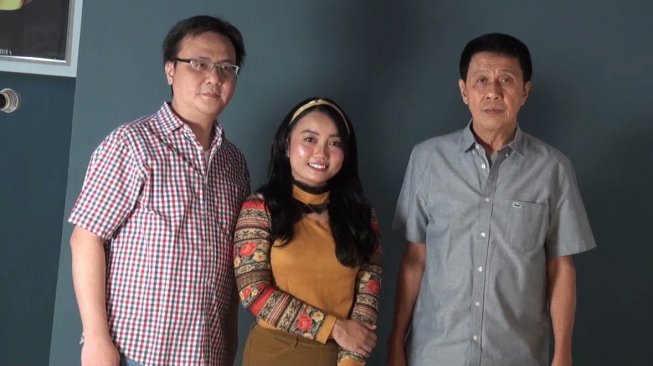 Sevi Xiu bersama bersama Leonard "Nyo" Kristianto (produser JK Records) dan Judi Kristianto ( Founder JK Records). [dokumentasi JK Recodrs]