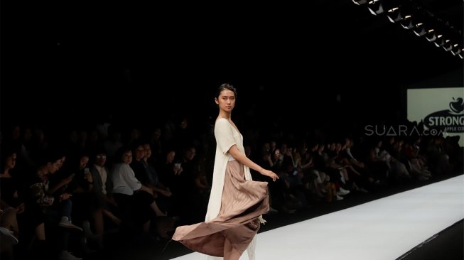 Model mengenakan busana dari Strongbow Apple Cider pada hari terakhir gelaran Jakarta Fashion Week 2020 di Senayan City, Jakarta, Senin (28/10). [Suara.com/Angga Budhiyanto] 