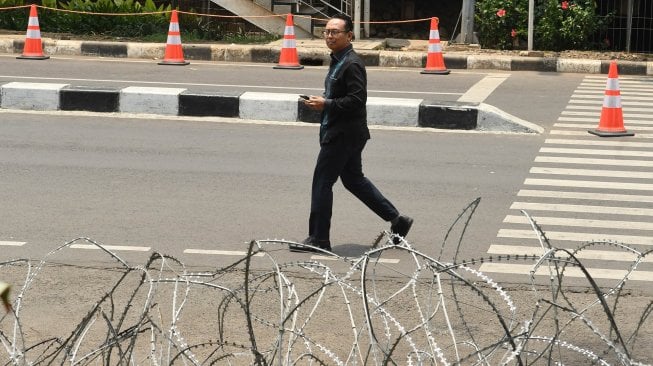 Politikus PDIP Junico Siahaan berjalan meninggalkan gedung KPK Merah Putih usai menjalani pemeriksaan di Jakarta, Selasa (29/10). [ANTARA FOTO/Muhammad Adimaja]
