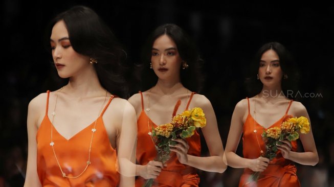 Foto multiple exposure model mengenakan busana dari Strongbow Apple Cider pada hari terakhir gelaran Jakarta Fashion Week 2020 di Senayan City, Jakarta, Senin (28/10). [Suara.com/Angga Budhiyanto]