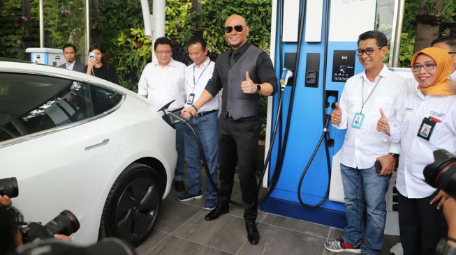 Artis Deddy Corbuzier mengisi baterai mobil listriknya di SPKLU PLN Unit Induk Distribusi Jakarta, Selasa (29/10). [Suara.com/Arya Manggala]