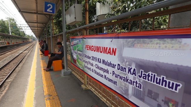 Calon penumpang menunggu kereta di Stasiun Kramat, Jakarta, Selasa (29/10). [Suara.com/Angga Budhiyanto]