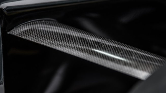 Carbon fibre banyak digunakan dalam dunia otomotif, terutama bidang balap, seperti Formula One (F1) serta turunan mobil sport semacm hypercar atau supercar [Shutterstock].