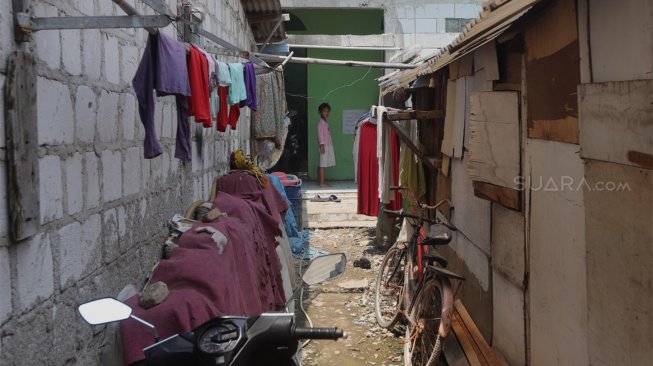 Warga Beraktivitas di Kampung Blok Eceng, Muara Angke, Jakarta Utara, Rabu (30/10). [Suara.com/Angga Budhiyanto]