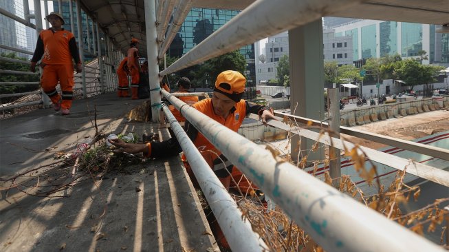 Bau Pesing dan Kumuh, JPO Kuningan Dibersihkan