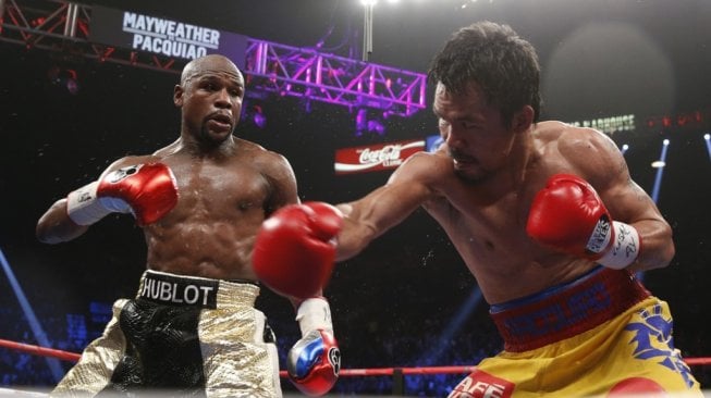 Ikon tinju dunia, Manny Pacquiao (kanan), saling adu jual beli pukulan melawan Floyd Mayweather Jr. di MGM Grand Garden Arena, Las Vegas, Amerika Serikat pada, Sabtu (2/5/2015). [AFP/John Gurzinski]