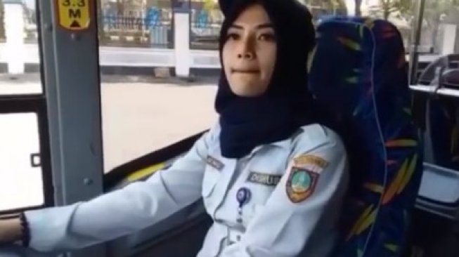 Viral Pegawai Cantik Dishub Sopiri BST, Warganet: Auto Penuh Bagian Depan