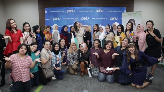 Natalia Haman bersama sejumlah perempuan peserta Perlu Makeup Workshop bersama SK7. [istimewa]