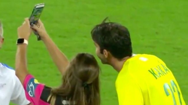 Lucu, Wasit Ini Keluarkan Kartu Kuning agar Bisa Selfie dengan Ricardo Kaka