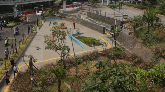 Warga beraktivitas di ruang terbuka hijau Dukuh Atas, Jakarta, Rabu (30/10). [Suara,com/Angga Budhiyanto]