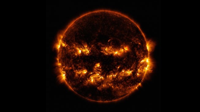 Foto Matahari yang mirip labu Halloween dari badan antariksa AS. [Twitter/NASA]