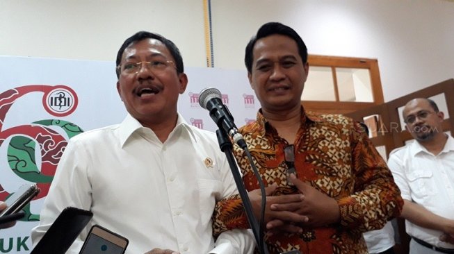 Menteri Terawan dan Ketua IDI Dr. Daeng M Faqih, SH, MH [Suara.com/Risna]