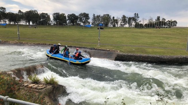 Gubernur DIY, Sri Sultan Hamengkubuwono X bersama pengurus Pengda PODSI dan FAJi meninjau venue wahana olahraga air di Australia. [KONI DIY]