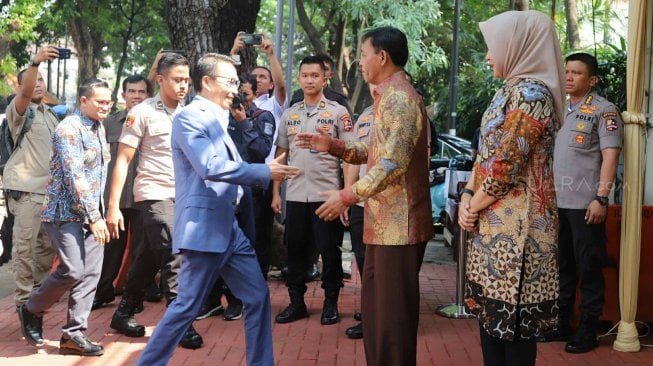 Ketua Komisi III DPR RI Herman Hery berjabat tangan dengan calon Kapolri Komjen Pol Idham Azis di kediaman Komjen Pol Idham Azis, kawasan Panglima Polim, Jakarta, Rabu (30/10).[Suara.com/Arya Manggala]