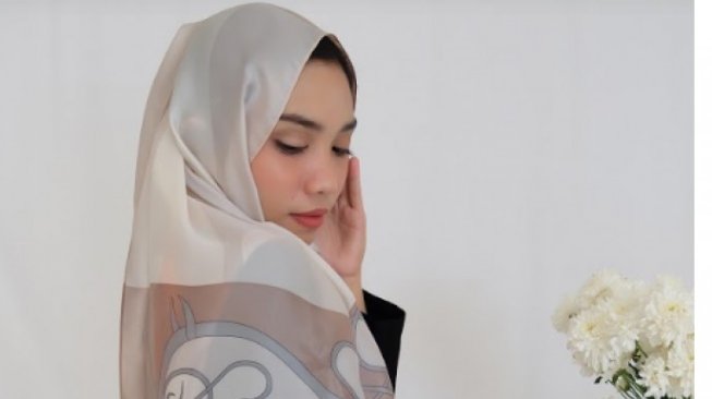 Pakai Hijab Satin ke Pesta, Akali dengan Cara Ini Agar Rapi Sepanjang Hari