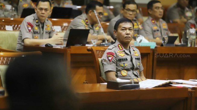 Calon Kapolri Komjen Pol Idham Azis bersiap menjalani uji kelayakan dan kepatutan Kapolri di Ruang Sidang Komisi III DPR RI, Senayan, Jakarta, Rabu (30/10). [Suara.com/Arya Manggala]
