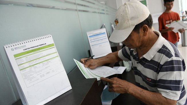 Pegawai melayani warga di kantor Badan Penyelenggara Jaminan Sosial (BPJS) Kesehatan Jakarta Timur, di Jakarta, Rabu (30/10). [ANTARA FOTO/M Risyal Hidayat]