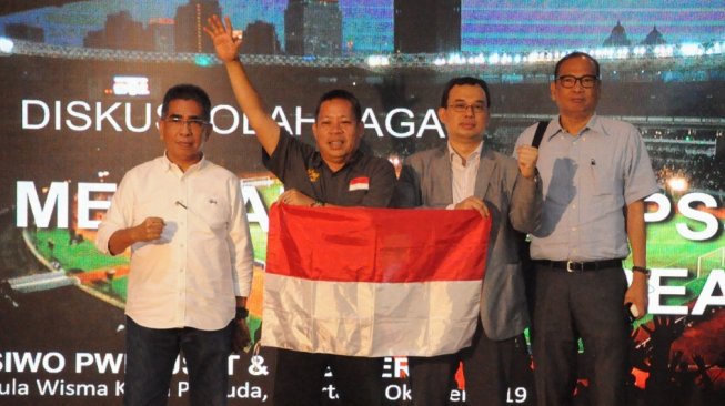 Calon Ketua Umum PSSI Sarman El Hakim (kedua kiri) bersama dengan calon lainnya saat menghadiri diskusi Siwo PWI Pusat - PSSI Pers, Rabu (30/10/2019). (dok. PSSI Pers).
