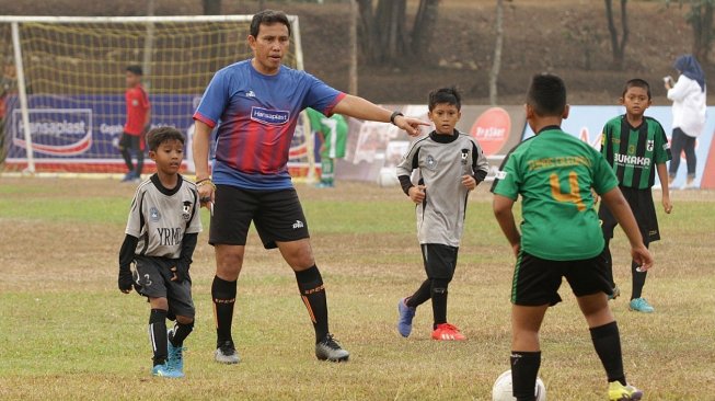 Pelatih timnas Indonesia Bima Sakti saat memberikan coaching clinic kepada para peserta Liga TopSkor. (dok. Liga TopSkor).