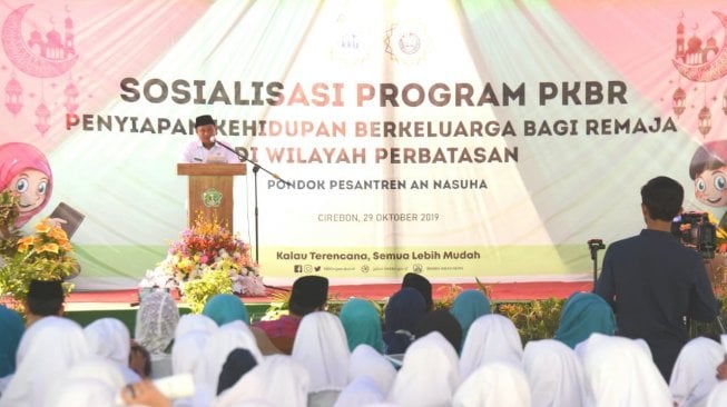 Wakil Gubernur Jabar Uu Ruzhanul Ulum menghadiri sosialisasi program Penyiapan Kehidupan Berkeluarga Bagi Remaja (PKBR) di Wilayah Perbatasan yang digelar di Pondok Pesantren An Nasuha, Desa Kalimukti, Kecamatan Pabedilan, Kabupaten Cirebon, Selasa (29/10/19). (Humas Jabar/Dudi)