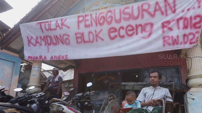 Warga Beraktivitas di Kampung Blok Eceng, Muara Angke, Jakarta Utara, Rabu (30/10). [Suara.com/Angga Budhiyanto]