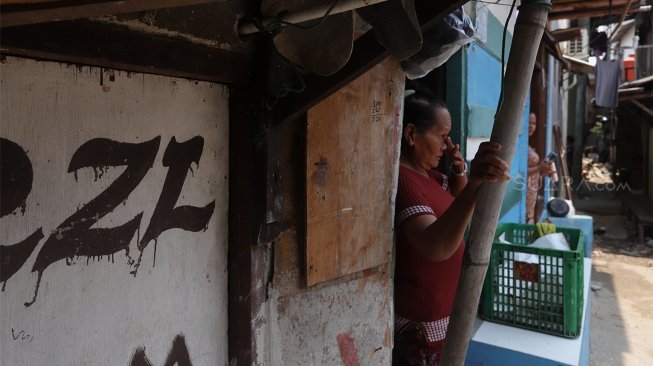 Warga Beraktivitas di Kampung Blok Eceng, Muara Angke, Jakarta Utara, Rabu (30/10). [Suara.com/Angga Budhiyanto]