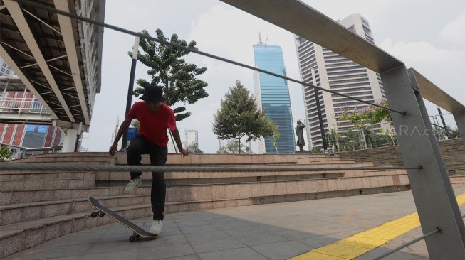 Warga beraktivitas di ruang terbuka hijau Dukuh Atas, Jakarta, Rabu (30/10). [Suara,com/Angga Budhiyanto]