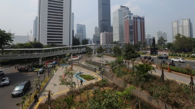 Warga beraktivitas di ruang terbuka hijau Dukuh Atas, Jakarta, Rabu (30/10). [Suara,com/Angga Budhiyanto]