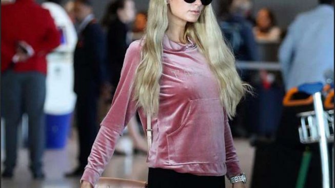 Paris Hilton Punya 100 Pasang Baju Olahraga yang Sama