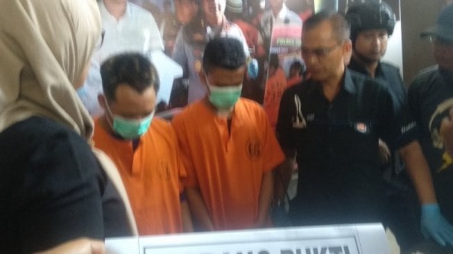 Polisi menunjukkan barang bukti dan dua pelaku perkosaan santriwati di Polres Tulungagung, Kamis (31/10) (Antara/Destyan Handri Sujarwoko)