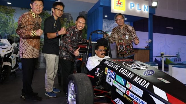 Para pembesar dari Dyandra Promosindo dan PLN dalam opening ceremony IIMS 2019 Surabaya, dengan kendaraan balap single seater karya ITS [Dok PLN].