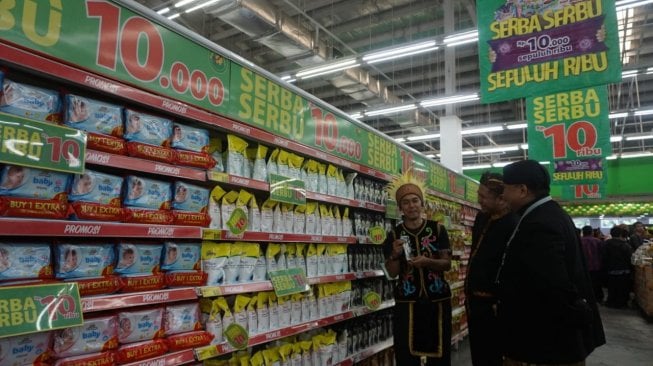 Store Manager Giant Taman Yasmin Bogor Heri Kusnanto, Territory Head Giant Stefanus Jemianus Lepa, dan Regiona Manager Giant Heru Prasetyo berbincang disalah satu area promosi 'Harga Teman' Serba Serbu Sepuluh Ribu, di Giant Taman Yasmin, Bogor, Jawa Barat, Kamis (31/10). [Antara Foto]