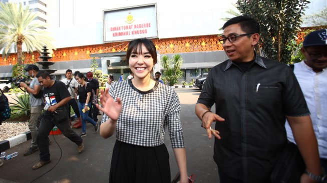 Artis Gisella Anastasia (kanan) didampingi penasehat hukumnya Sandiy Arifin (kiri) menjawab pertanyaan wartawan usai menjalani pemeriksaan di Krimsus, Polda Metrojaya, Jakarta, Rabu (30/10). [ANTARA FOTO/Reno Esnir]