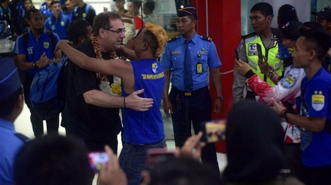 Pelatih Persib Bandung Robert Rene Alberts disambut bobotoh di bandara. [Foto: Persib.co.id]