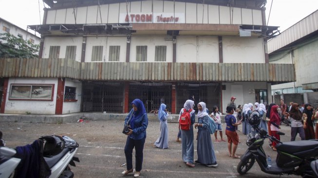 Kondisi Bioskop Atoom Theater yang terbengkalai di Citeureup, Kabupaten Bogor, Jawa Barat, Rabu (30/10). [ANTARA FOTO/Yulius Satria Wijaya]