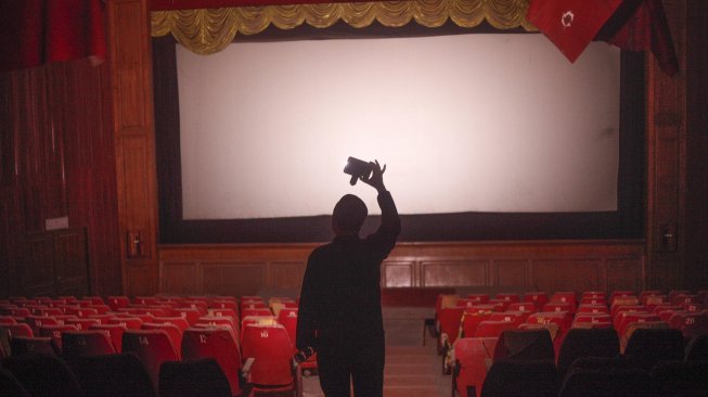 Kondisi Bioskop Atoom Theater yang terbengkalai di Citeureup, Kabupaten Bogor, Jawa Barat, Rabu (30/10). [ANTARA FOTO/Yulius Satria Wijaya]