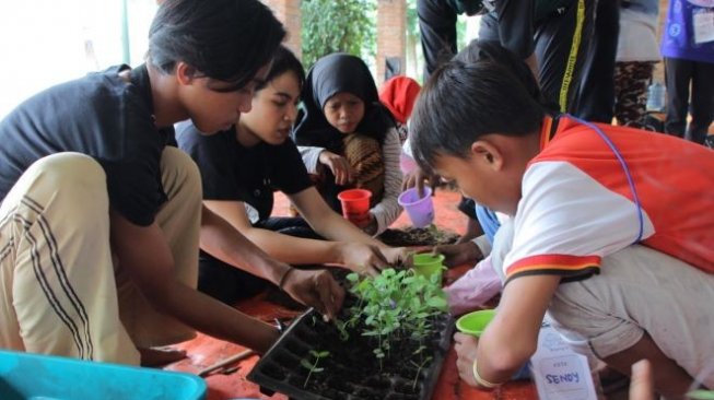 Serunya Traveling Sambil Berkebun dengan Anak Jalanan