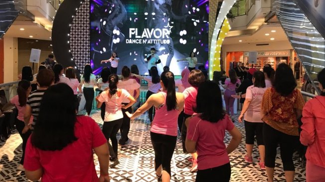  Kelas dance Signature dari Celebrity Fitness, Flavor, dan Fitness First Love to Dance, acara GoPink Month mengajak para pengunjung untuk bergabung di olahraga dance. (Dok Fitness First)