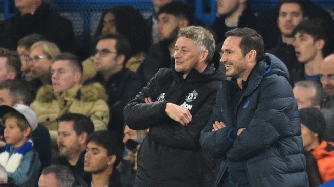 Manajer Chelsea, Frank Lampard (kanan) bercanda dengan manajer Manchester United, Ole Gunnar Solskjaer pada laga Piala Liga Inggris 2019/2020 di Stamford Bridge, London, Kamis (31/10/2019) dini hari WIB, [Glyn KIRK / AFP]