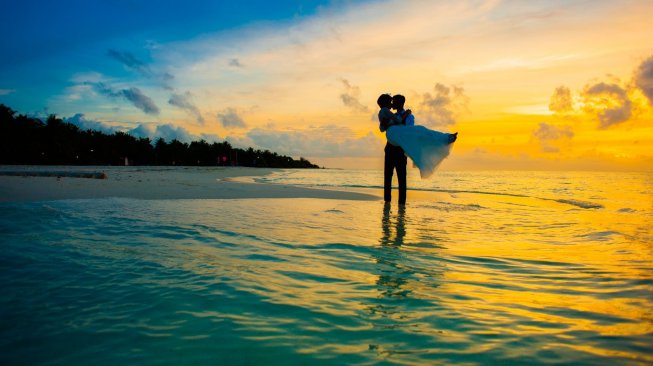 Ilustrasi pesta pernikahan saat matahari terbit. (Pexels/Asad Photo Maldives)