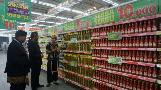 Store Manager Giant Taman Yasmin Bogor Heri Kusnanto, Territory Head Giant Stefanus Jemianus Lepa, dan Regiona Manager Giant Heru Prasetyo berbincang disalah satu area promosi 'Harga Teman' Serba Serbu Sepuluh Ribu, di Giant Taman Yasmin, Bogor, Jawa Barat, Kamis (31/10). [Antara foto]