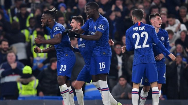 Para pemain Chelsea merayakan gol semata wayang Michy Batshuayi ke gawang Manchester United pada lanjutan Piala Liga Inggris 2019/20 di Stadion Stamford Bridge, Kamis (31/10/2019). [Ben STANSALL / AFP]
