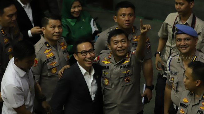 Kapolri Idham Azis usai Sidang Paripurna Pengesahan Kapolri di Gedung Parlemen, Senayan, Jakarta, Kamis (31/10). [Suara.com/Angga Budhiyanto] 