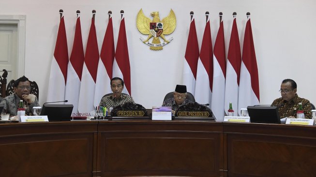 Presiden Joko Widodo (kedua kiri) didampingi Wakil Presiden Maruf Amin (kedua kanan) memimpin rapat terbatas tentang program dan kegiatan bidang politik, hukum dan keamanan di Kantor Presiden, Jakarta, Kamis (31/10). [ANTARA FOTO/Puspa Perwitasari]