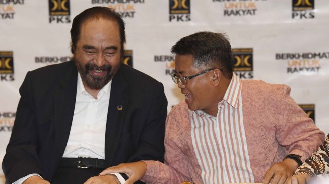 Ketua Umum Partai Nasional Demokrat (Nasdem) Surya Paloh (kiri) melakukan pertemuan dengan Presiden Partai Keadilan Sejahtera (PKS) Sohibul Iman di DPP PKS, Jakarta, Rabu (30/10). [ANTARA FOTO/Puspa Perwitasari]