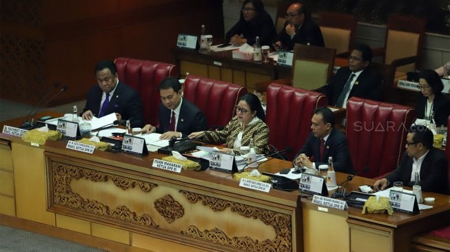 Ketua DPR RI Puan Maharani (tengah) mengetok palu sidang saat Sidang Paripurna Pengesahan Kapolri di Gedung Parlemen, Senayan, Jakarta, Kamis (31/10). [Suara.com/Angga Budhiyanto]
