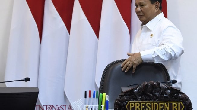 Menteri Pertahanan Prabowo Subianto bersiap mengikuti rapat terbatas tentang program dan kegiatan bidang politik, hukum dan keamanan di Kantor Presiden, Jakarta, Kamis (31/10).  [ANTARA FOTO/Puspa Perwitasari]